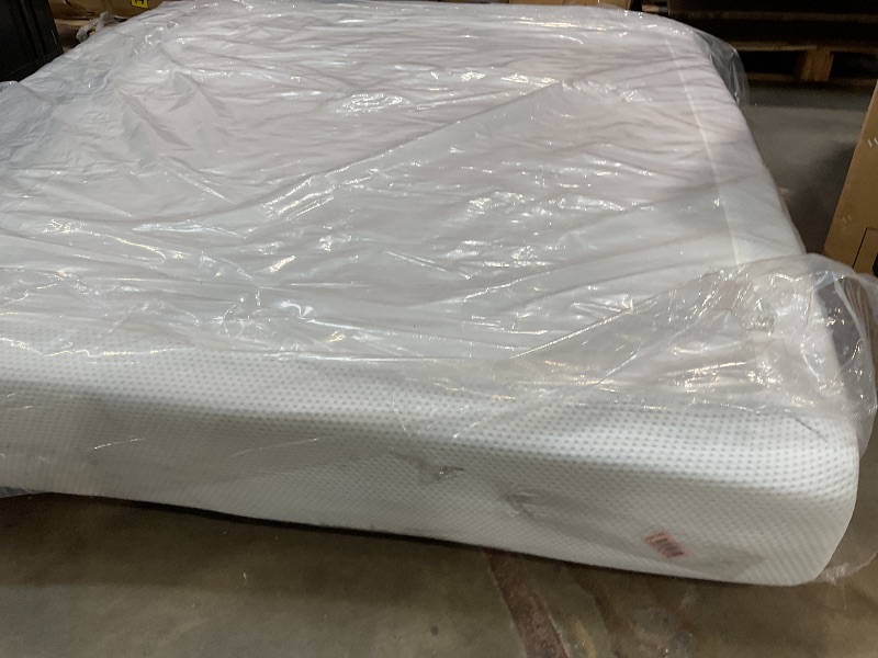 Photo 1 of **DIRT FROM TRANSPORT **ZINUS 10 Inch Green Tea Cooling Memory Foam Mattress [New Version], Queen, Fiberglass Free, Medium Firmness, Cooling Gel Foam, Certified Safe Foams & Fabric, Mattress in A Box