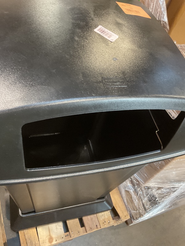 Photo 1 of **TOP CORNER COVER CRACKED. DIRT**Rubbermaid Commercial Products Ranger Outdoor Trash Can with Lid 45-Gallon Plastic Black Indoor/Outdoor Garbage Can for Parks/Shopping Malls/Festivals/Stadiums
