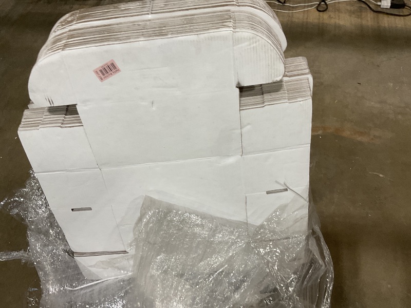 Photo 1 of **MINOR DENTS. 2 BUNDLES. 50 TOTAL**This oyster white outside tuck mailers is an excellent product for shipping & packaging applications. The outside tuck mailers ensures mailed material is transported safely. Comes in Oyster White. This item is packaged 