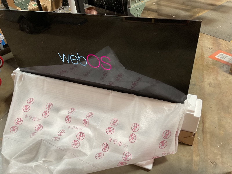 Photo 1 of ** FOR PARTS/ SCREEN IS DAMAGED SHOWS GREEN AND RED LINES** LG C3 Series 65-Inch Class OLED evo 4K Processor Smart Flat Screen TV for Gaming with Magic Remote AI-Powered OLED65C3PUA, 2023 with Alexa Built-in