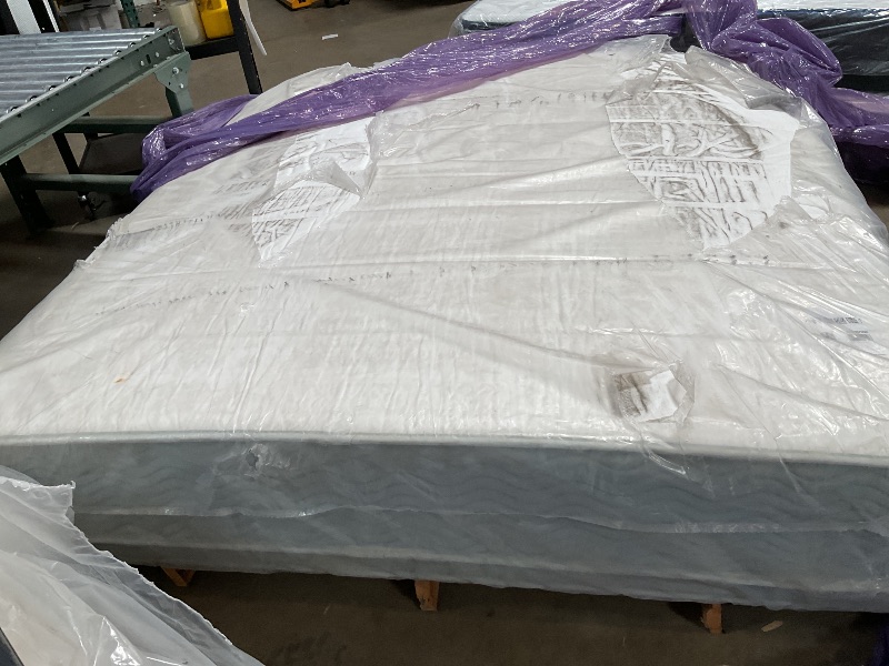 Photo 1 of **HEAVY DIRTY FROM TRANSPORT**ZINUS 14 Inch Cooling Comfort Support Hybrid Mattress [New Version], King, Fiberglass Free, Medium Plush, Cooling Motion Isolation, Certified Safe Foams & Fabric