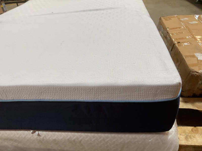 Photo 1 of **DIRTY FROM TRANSPORT **Sleep Innovations Marley 12 Inch Cooling Gel Memory Foam Mattress, Queen Size, Bed Medium Firm Support