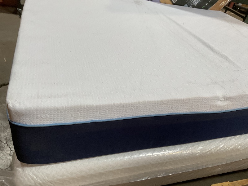 Photo 1 of **DIRTY FROM TRANSPORT **Sleep Innovations Marley 12 Inch Cooling Gel Memory Foam Mattress, Queen Size, Bed Medium Firm Support