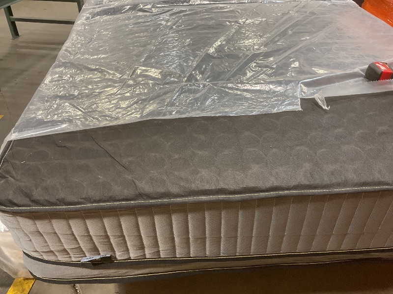 Photo 1 of **DIRTY FROM TRANSPORT **Een mattress Queen