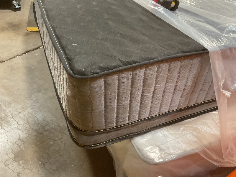 Photo 1 of **DIRTY FROM TRANSPORT **Een mattress Queen