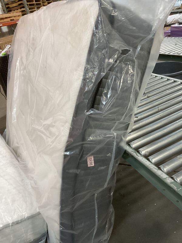 Photo 1 of **DIRTY FROM TRANSPORT **Een mattress Queen