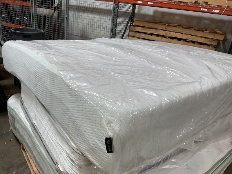 Photo 1 of **DIRTY FROM TRANSPORT**ZINUS 12 Inch Green Tea Memory Foam Mattress [New Version], King, Fiberglass free, Medium Firm Feel, Zoned Pressure Relief, Certified Safe Foams & Fabric, Mattress 