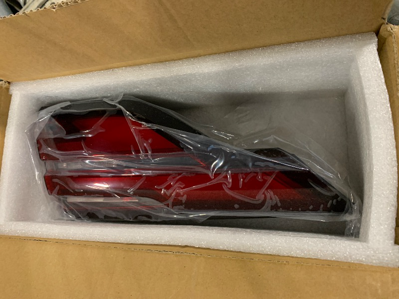 Photo 1 of Huray Right LED Inner Tail Light Assembly Fit for Chevy Traverse 2022 2023 2024, RH Taillight w/Bulbs OE Style Rear Brake Lamp Replacement for GM2803131 85565611 Passenger Side