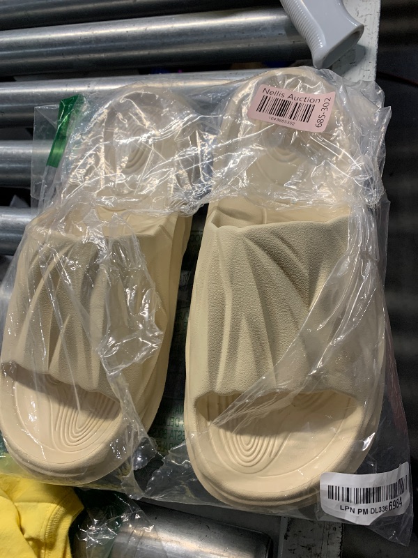 Photo 1 of ***(SEE NOTES)***
Spesoul Cloud Slide Sandals for Men Women Soft Thick Sole Slides Cushion Slipper for Indoor Outdoor 11.5-12.5 Wide Women/10.5-11.5 Wide Men 