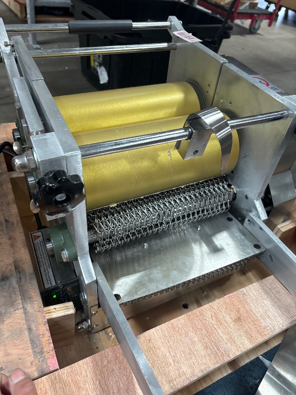 Photo 1 of VEVOR Electric Tortilla Maker, 5.5 Inch Diameter Automatic Corn Tortilla Making Machine with Non-Stick Coating, Electric Chapatti Machine Suitable for Produce Sopes Gorditas Roti Pita Tortilla Pizza
