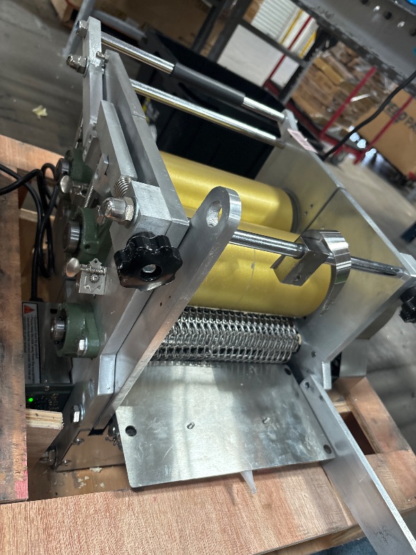 Photo 1 of VEVOR Electric Tortilla Maker, 5.5 Inch Diameter Automatic Corn Tortilla Making Machine with Non-Stick Coating, Electric Chapatti Machine Suitable for Produce Sopes Gorditas Roti Pita Tortilla Pizza