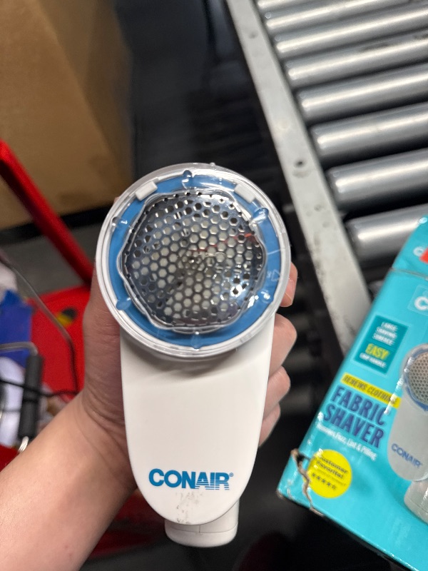 Photo 1 of (Used)Conair Fabric Shaver and Lint Remover, Battery Operated Portable Fabric Shaver, White