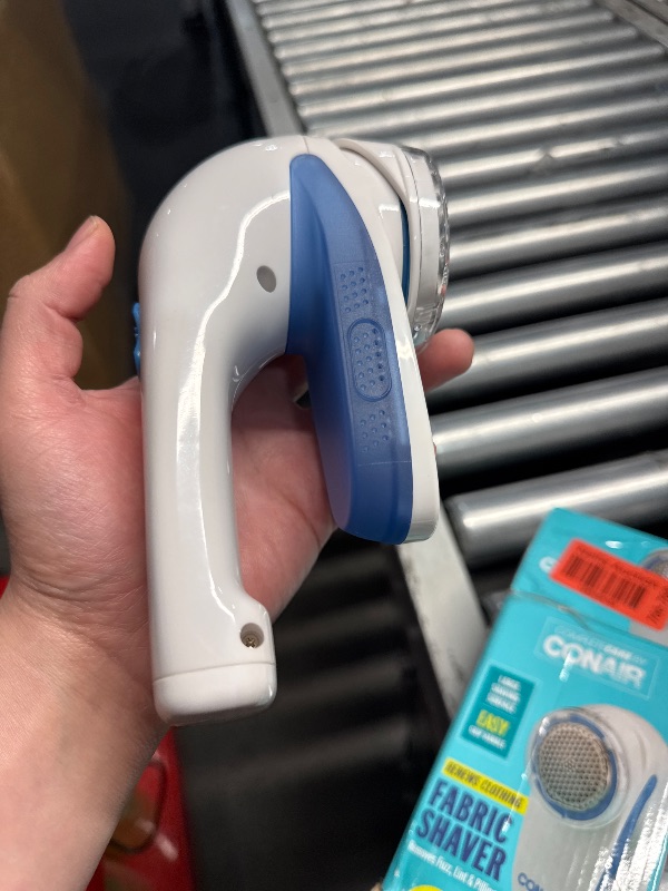 Photo 1 of (Used)Conair Fabric Shaver and Lint Remover, Battery Operated Portable Fabric Shaver, White