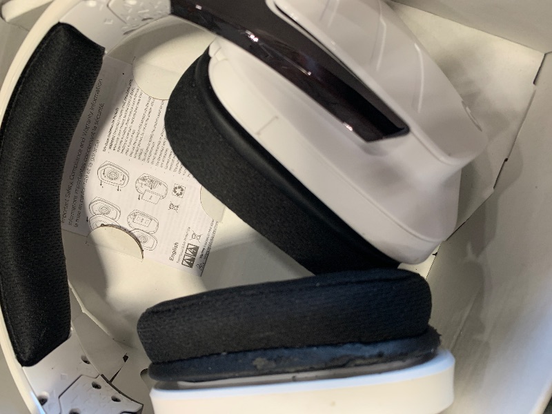 Photo 1 of Logitech G933 LIGHTSPEED Wireless Gaming Headset with suspension headband, LIGHTSYNC RGB, Blue VO!CE mic technology and PRO-G audio drivers - White
