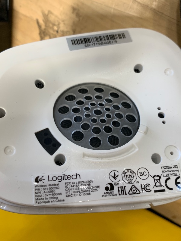 Photo 1 of Logitech G933 LIGHTSPEED Wireless Gaming Headset with suspension headband, LIGHTSYNC RGB, Blue VO!CE mic technology and PRO-G audio drivers - White