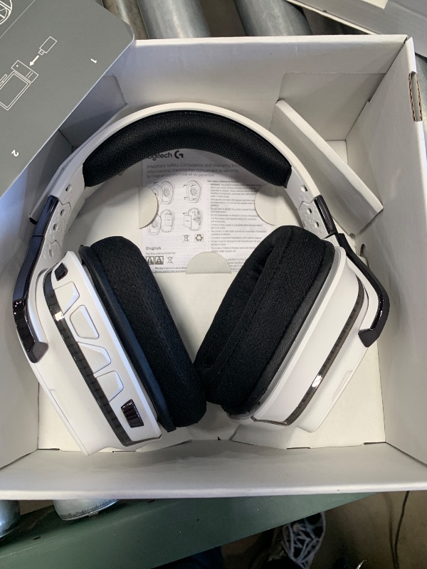 Photo 1 of Logitech G933 LIGHTSPEED Wireless Gaming Headset with suspension headband, LIGHTSYNC RGB, Blue VO!CE mic technology and PRO-G audio drivers - White