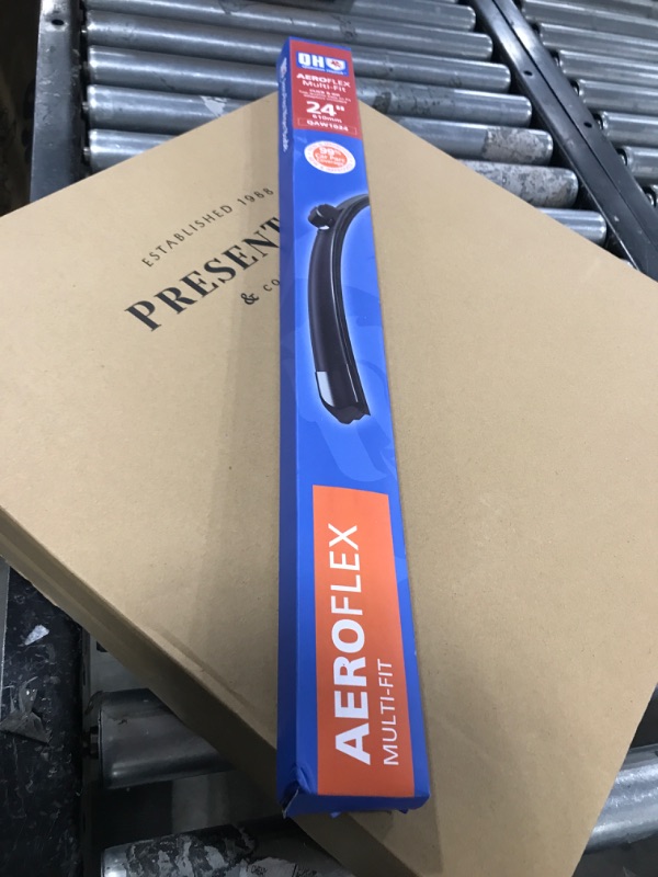 Photo 1 of Quinton Hazell Aeroflex Flat Front Wiper Blade, Universal Adapters Included, 24” (Pack of 1)