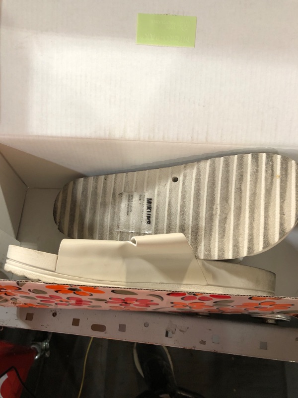 Photo 1 of (used)(dirty) MUK LUKS Women's Grand Cayman Sandal Slide, Stone, 7