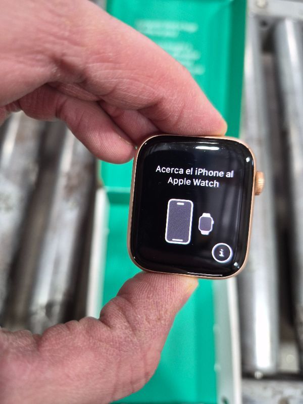 Photo 1 of ***************SEE NOTES BEFORE BID************
Apple Watch SE (GPS, 40mm) - Gold Aluminum Case with Pink Sand Sport Band (Renewed)