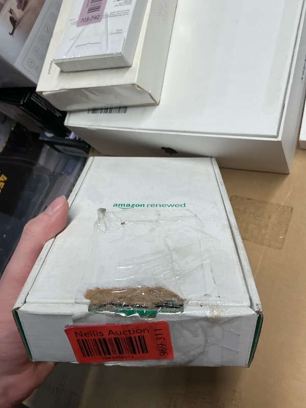 Photo 1 of ***************SEE NOTES BEFORE BID************
Apple Watch SE (GPS, 40mm) - Gold Aluminum Case with Pink Sand Sport Band (Renewed)