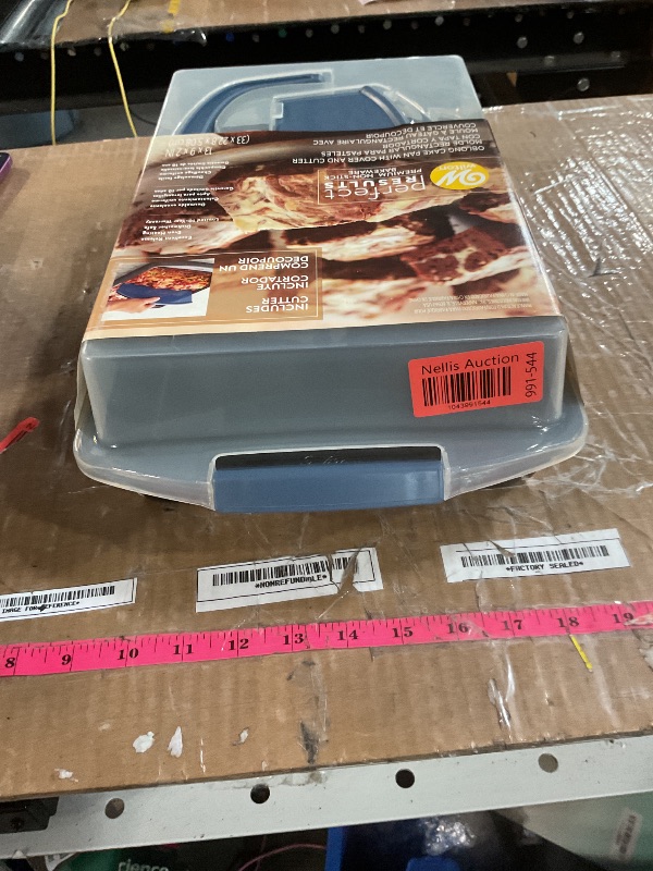 Photo 1 of *LID IS CRACKED* Wilton Perfect Results Non-Stick Oblong Cake Pan Set - Bake, Transport and Serve a Delicious Cakes, Brownies, Casseroles, 3-Piece, 13 x 9-Inch