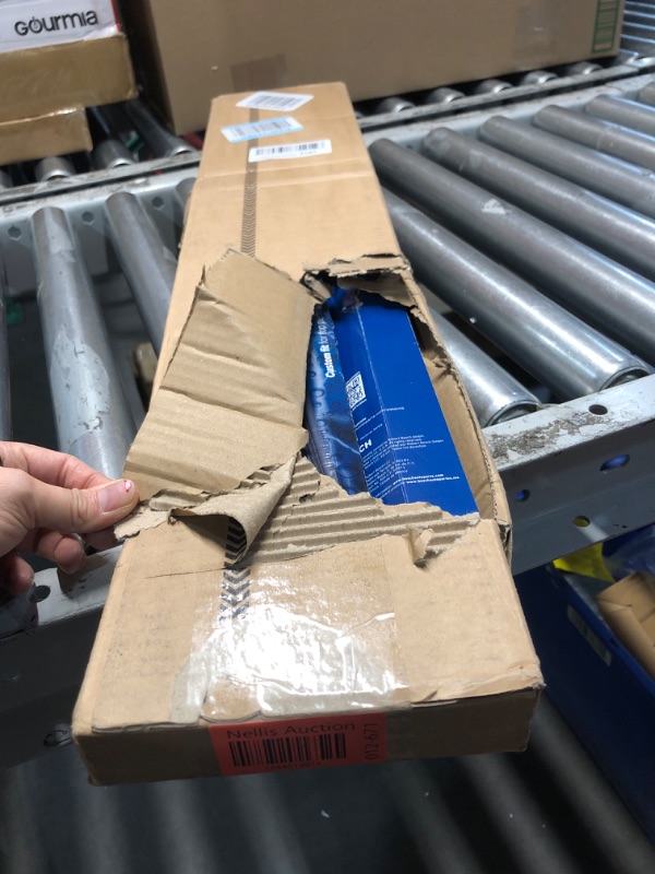 Photo 1 of (parts only only one good wiper) BOSCH 26A18A ICON Beam Wiper Blades - Driver and Passenger Side - Set of 2 Blades (26A & 18A)