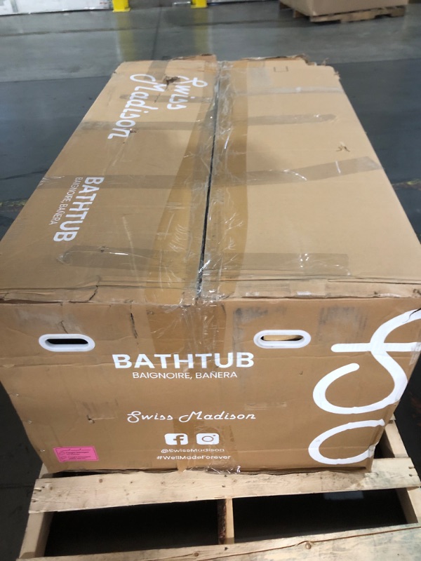 Photo 1 of ***MAJOR DAMAGE ON CORNER*** truck or trailer pick up only***
Voltaire 60" x 32" Left-Hand Drain Alcove Bathtub with Apron and Armrest in Matte Grey