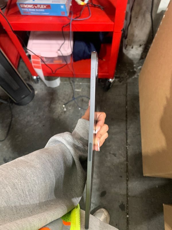Photo 1 of Apple iPad Pro 11-inch (3nd Gen.) - 256GB - WiFi - Space Gray (Renewed Premium)