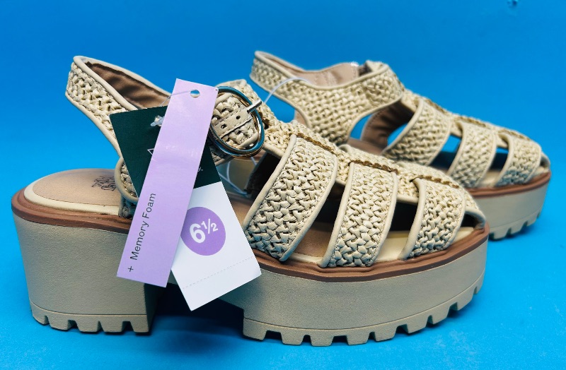 Photo 1 of 195300…size 6.5 memory foam sandals- like new condition 