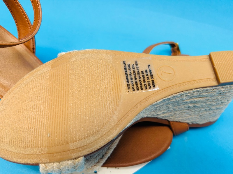 Photo 1 of 195311…size 7 memory foam heels-like new condition 