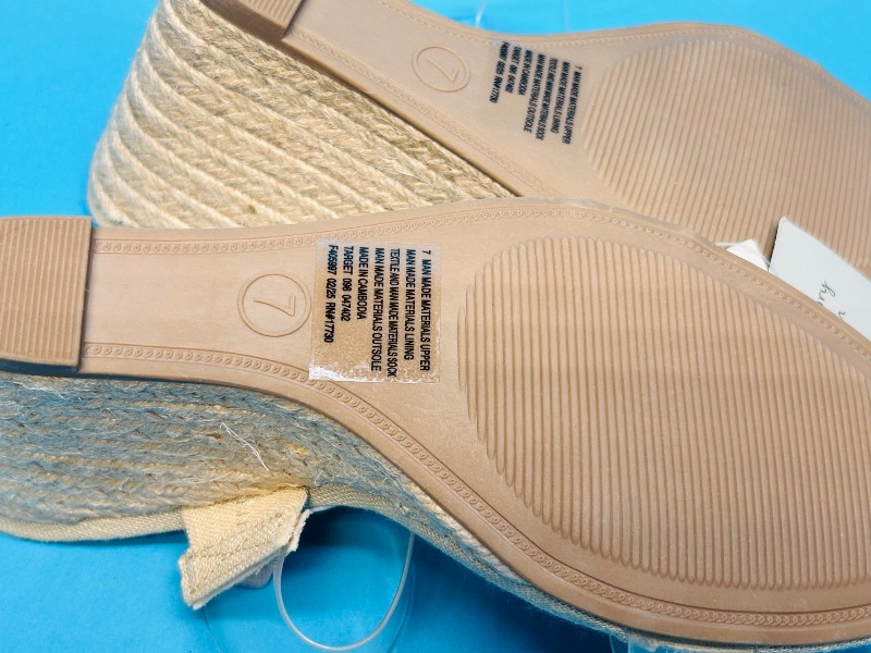 Photo 1 of 195312…size 7 memory foam heels-like new condition 