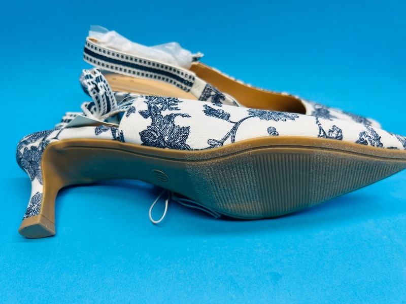 Photo 1 of 195317…size 10 fabric heel-like new condition 
