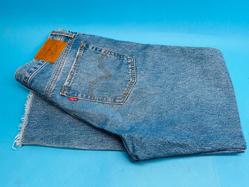 Photo 1 of 195502…Levi’s jeans size w28 wedgie -like new condition 