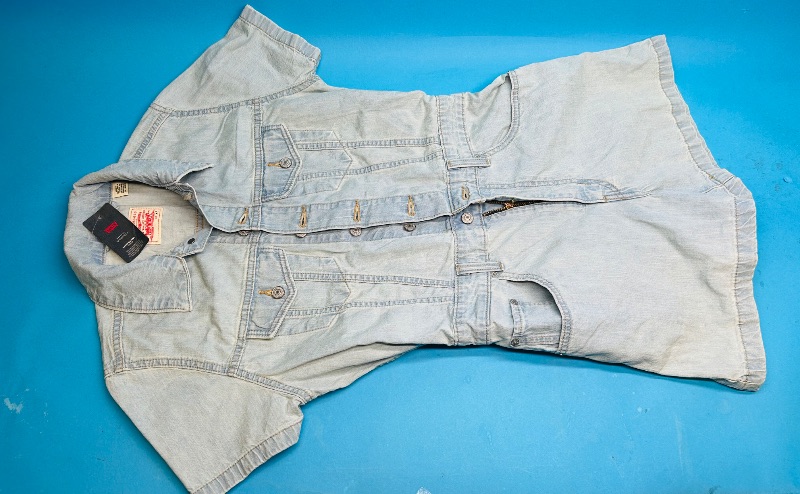 Photo 1 of 195522…Levi’s size xs denim shorts suit - like new condition 