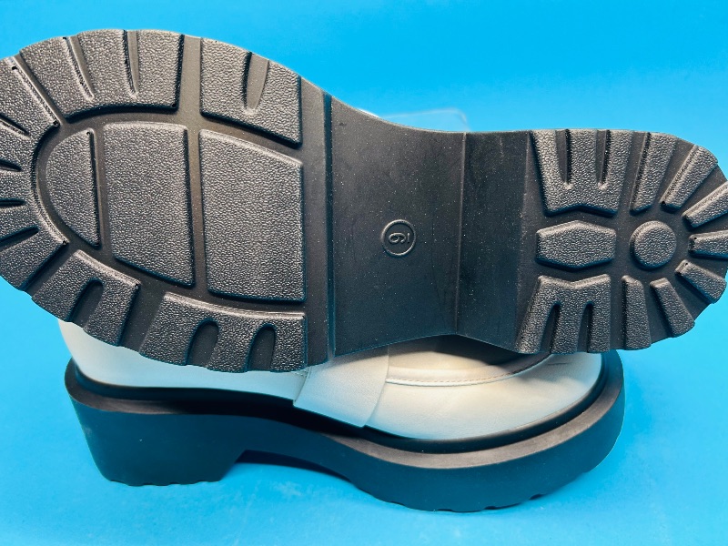 Photo 1 of 195534…size 9 shoes-like new condition 