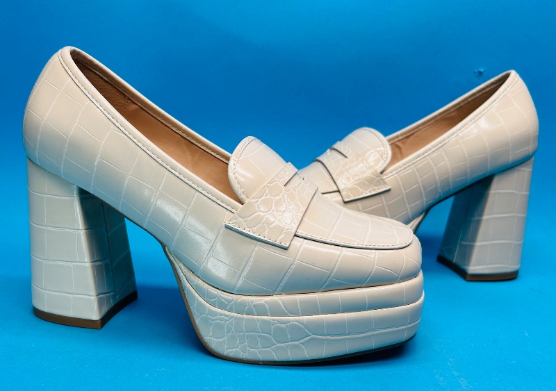 Photo 1 of 195536…size 7W heels like new condition 