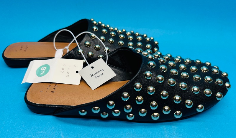 Photo 1 of 195541…size 9.5 sandals-like new condition 