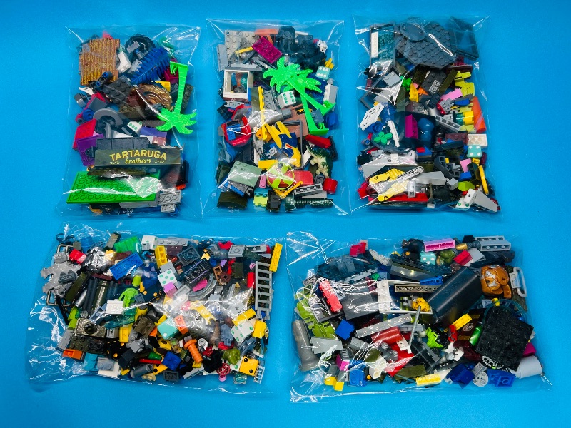 Photo 1 of 195657…5 bags of misc. LEGO pieces 