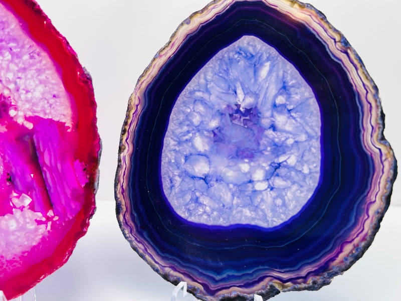 Photo 1 of 195863…2 agate slices with stands 4.5 and 5”