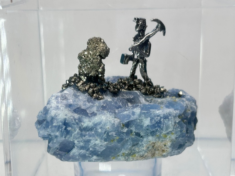 Photo 1 of 196081…miner on celestite rock in acrylic display case