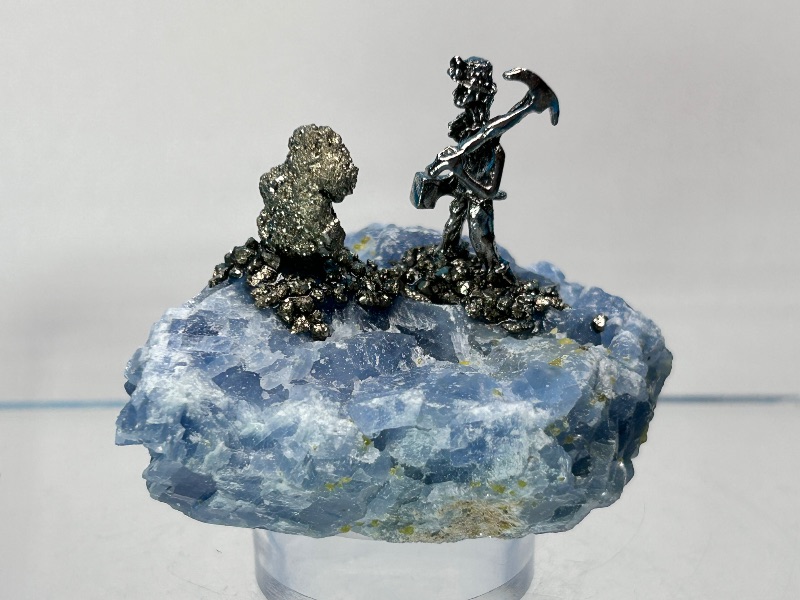 Photo 1 of 196081…miner on celestite rock in acrylic display case