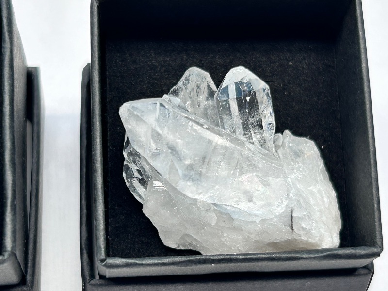 Photo 1 of 196095…3 small crystal clusters in gift boxes