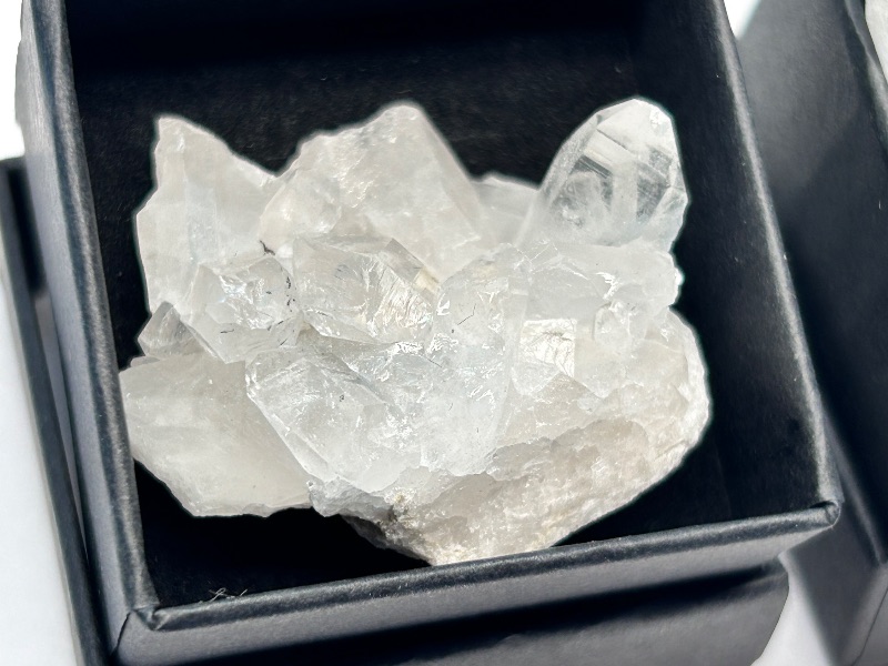 Photo 1 of 196095…3 small crystal clusters in gift boxes