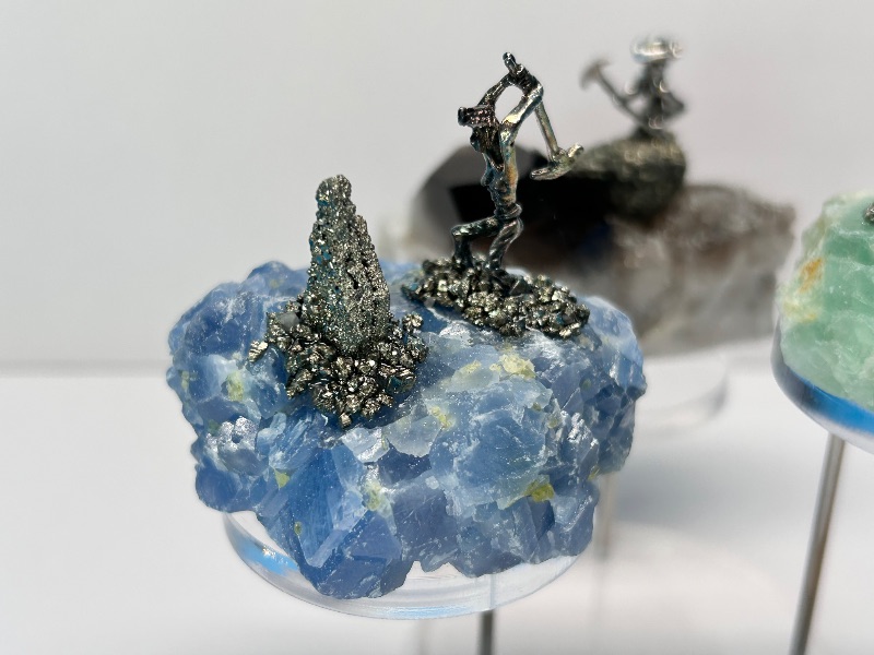 Photo 1 of 196100…3 miners on rocks on display 