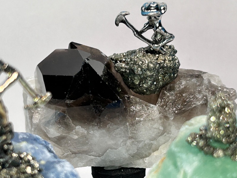 Photo 1 of 196100…3 miners on rocks on display 