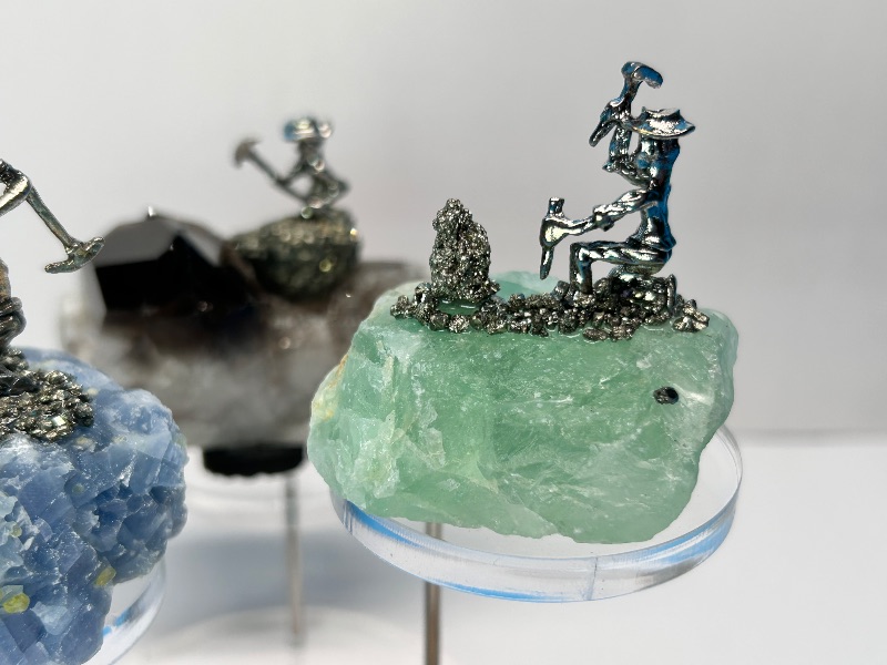 Photo 1 of 196100…3 miners on rocks on display 