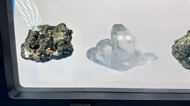 Photo 1 of 196107…9” display rock collection