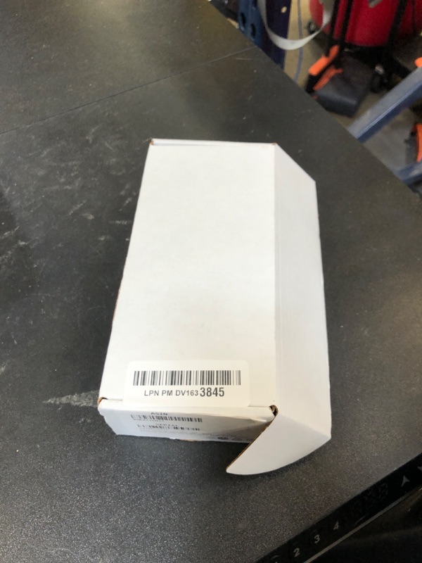 Photo 1 of Apple Watch SE (2nd Gen) (GPS, 40mm) - Starlight Aluminum Case with Starlight Sport Band, M/L (Renewed)