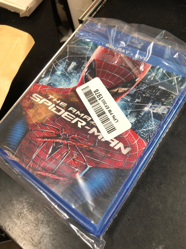 Photo 1 of The Amazing Spider-Man (Three-Disc Combo: Blu-ray / DVD)