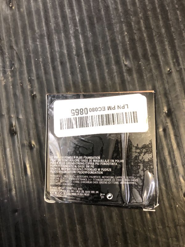 Photo 1 of MAC Studio Fix Powder Plus Long-wearing Foundation - One-step Application of Foundation and Powder (NW25)